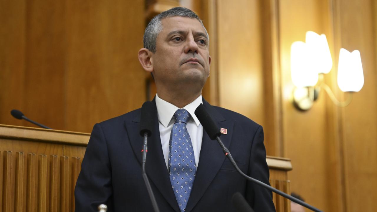 Özgür Özel ve 90 vekil CHP'den istifa etti