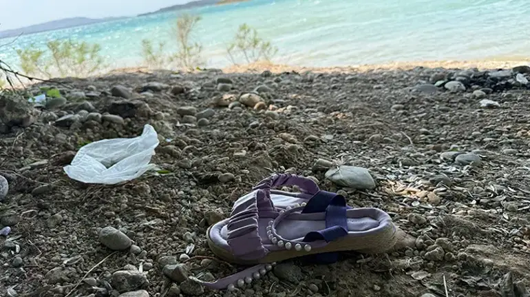 Çocuğunun terliğini almak için suya girdi, boğulup hayatını kaybetti