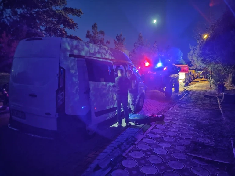 Batman'da mezarlıkta silahlı saldırı: Baba, oğlu ve yeğeni öldü