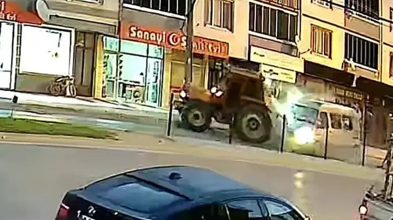 Bursa’da minibüs traktöre çarptı: 10 yaralı