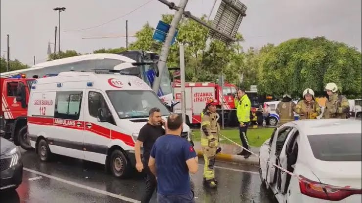 İstanbul Eyüpsultan'da yolcu otobüsü ve otomobil kaza yaptı. Kazada 2'si ağır 30 kişi yaralandı.