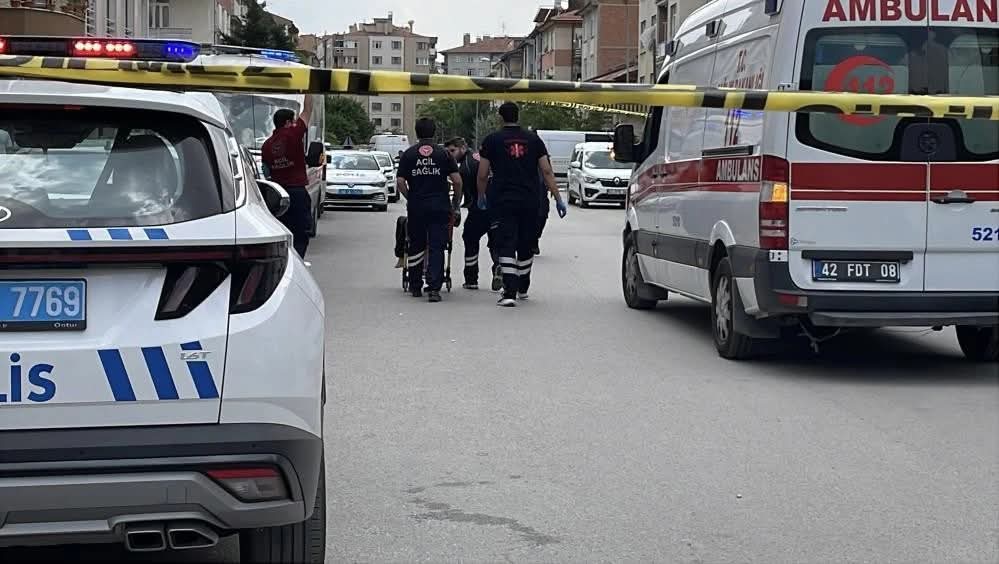 Öz kız kardeşinin ve üvey annesinin boğazını keserek öldürdü