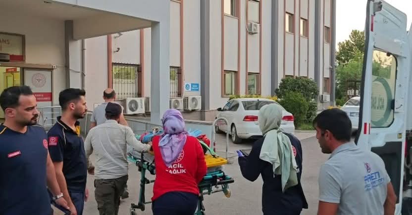 Adıyaman'da Kamyonet Devrildi: 6 Kişi Yaralandı