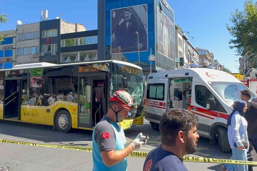 İETT otobüsü ile ambulans çarpıştı: 5 yaralı