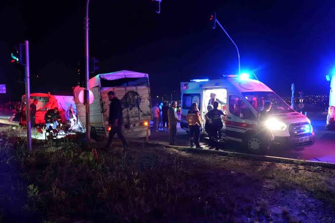 Niğde-Kayseri yolunda zincirleme kaza: 1'i ağır 10 yaralı