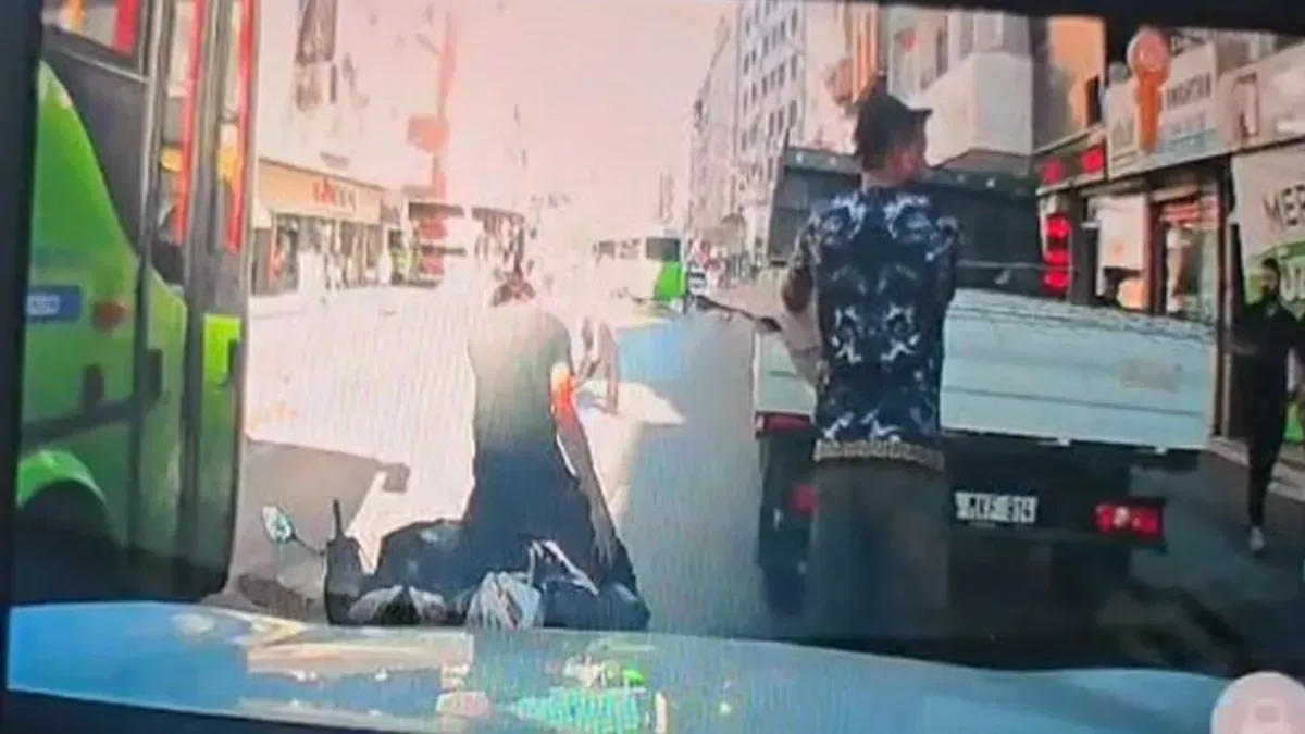 Kocaeli’de motosikletli sürücü kamyonetten sarkan demire çarptı: Gözünden yaralandı